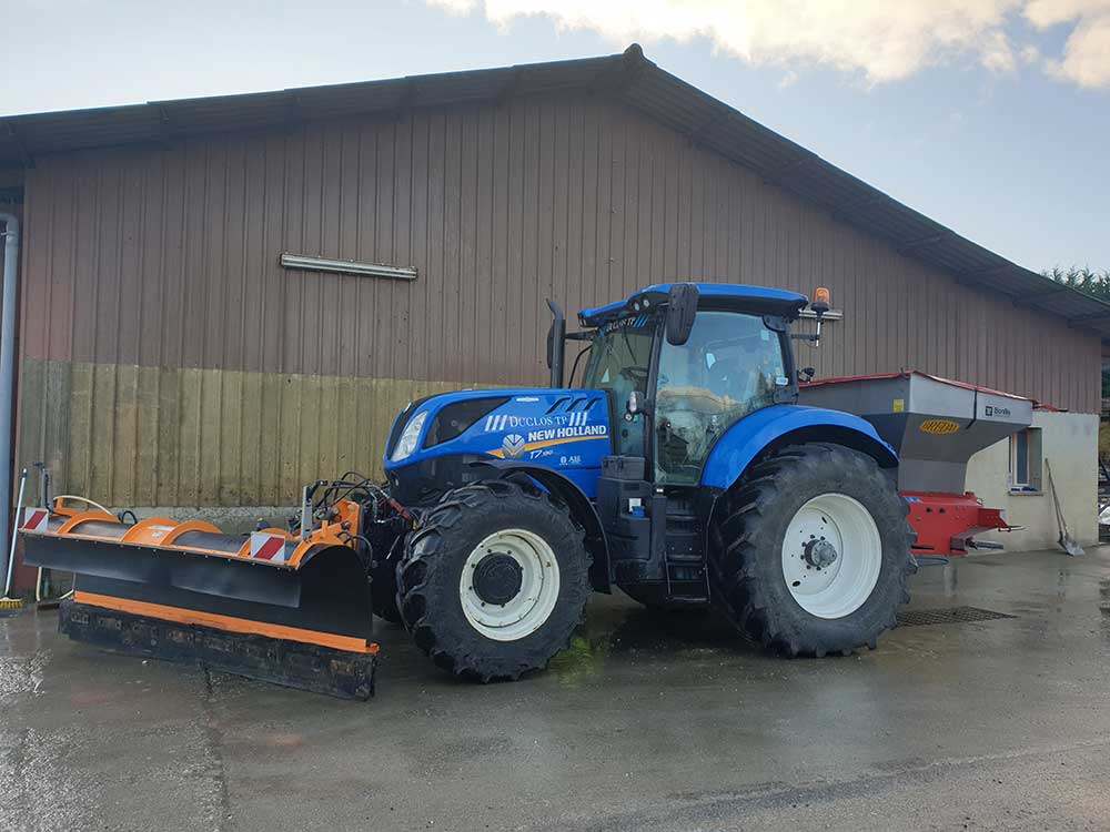 Tracteur équipé d'une lame pour le déneigement des routes
