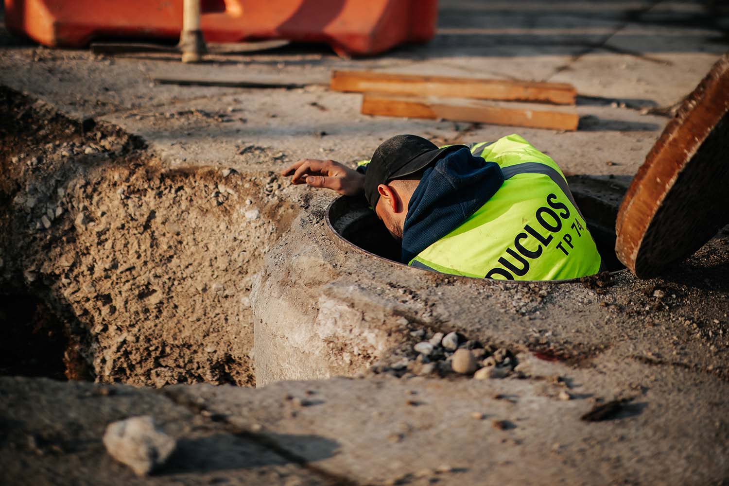 Salarié Duclos TP en train de réaliser des travaux de VRD